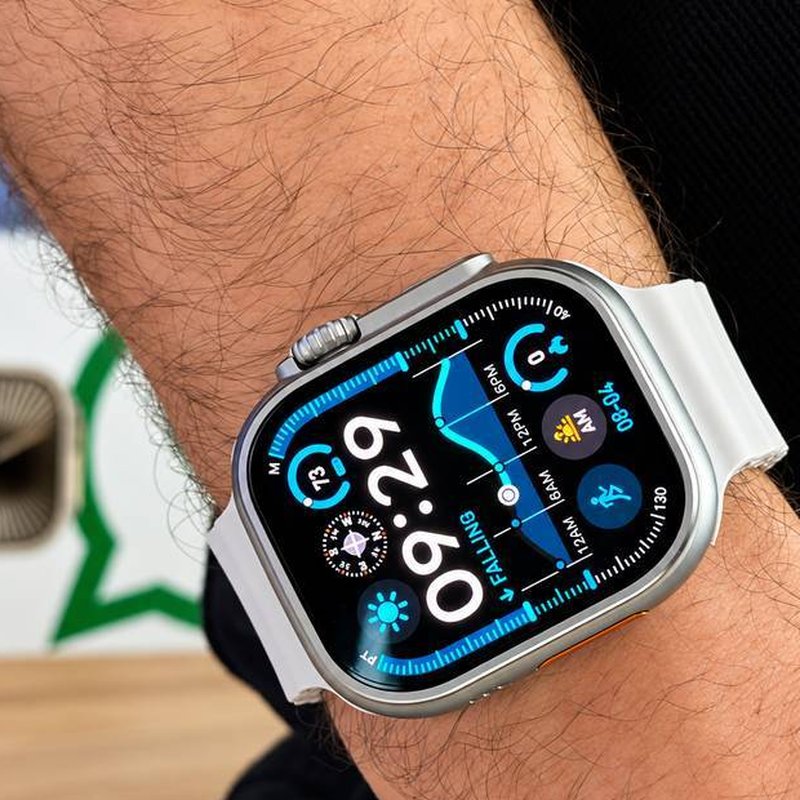 Smartwatch U4 Plus estilo Ultra prata no pulso